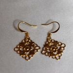 Source Unknown Fashionable Diamond Shape Filigree Gold Tone 1" Dangle Hook Y2K Earrings Photo 1