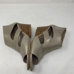 Donald Pliner Size 9 N Jenkin Gold Metallic Leather Wedge Sandal Back Zip Cutout Photo 6