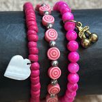 Set of 3 women’s‎ pink beaded charm bracelets OS stretches measurements shown Photo 1
