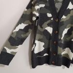 Arizona Jeans Arizona Jean Co. M Button Front Camo Sweater Cardigan in Army Green Photo 2