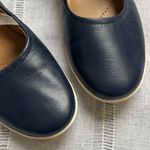 Clarks  Helina Amo Mary Jane flat in navy blue leather with a gold-tone strap. Photo 2