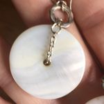 Shell and hammered loop pierced earrings White Photo 5