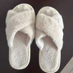 Very cute womens fuzzy slippers White Size 6 Photo 0