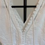 Chic White V Photo 2