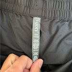 Vuori  NWT camo print clementine shorts sz XL Photo 1