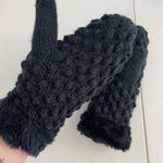 EUC Women’s solid black‎ fuzzy fur lined bubble knit winter warm mittens gloves Black Photo 1