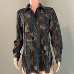 Lysse  Schiffer Stretch MINERAL CAMO PRINT Button Blouse M WRINKLE RESISTANT #100 Photo 0