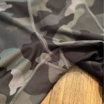 Old Navy Active Camo Cropped Leggings Sz L Squatproof EUC 7/8 length Photo 4