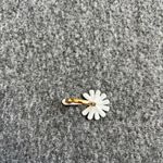 White Enamel Daisy Flower with a‎ pedal retro Golden Metal Opening ring new Gold Photo 4