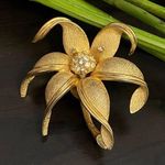 Vintage Unsigned Brushed Gold 3D Flower Brooch Photo 0