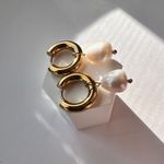 Natural pearl gold hoop earrings nontarnish Photo 2