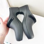 Crocs  Sarah Clog in Black Size 10 Buckle Photo 4