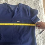 FIGS ‎ Scrub Top Technical Collection Womens Chest Pocket Sz XL Navy Blue Photo 6
