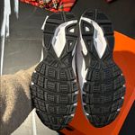 Nike NWT Women's INITIATOR White and Black Athletic Shoes Photo 3