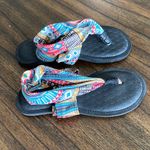 Body Glove NWOT cloth, geometric print sandals Size 7.5 Photo 2