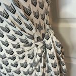 Elegant Black and White Patterned Dress Size undefined Photo 3