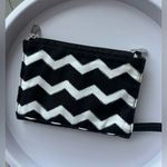 ThirtyOne Boutique Thirty One Cross Town Wallet/Wristlet/Crossbody Black Chevron EUC Photo 1