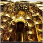 Diane Von Furstenberg Gold tone  vintage seashell clip on earrings. Photo 7