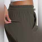 Vuori  Women’s Miles Jogger Pants in Oregano Olive Green Size XXS Retail $118 Photo 14