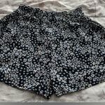 H&M black ditsy floral high rise shorts with pockets, size 6 bohemian summer Photo 0