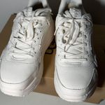 UGG  Women's All-White Sneakers cabos Photo 5