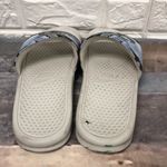 Nike  white blue floral slides‎ sandals size 10 Photo 2