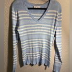 Madison Light Blue and white V Photo 3