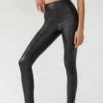 Wilfred Free Aritzia -  Faux Leather Skinny Leggings in Black Photo 4