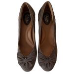 Clarks  Artisan Pumps Womens Heels Size 7.5 Brown Suede Bow Cushion 2.5" Heel Photo 4