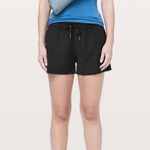 Lululemon Women’s On The Fly Short Woven 2.5” Black Size 6 Photo 2