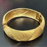 Vintage MONET Signed Brushed Textured Gold Tone Clamper Cuff Hinge Bracelet 51g. Photo 4