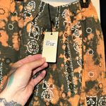 NWT FROM HERE AND BEYOND PANTS BLEACHED OLIVE BANDANA Size:S/M The NWT Jaded Gypsy Women's Harem Jogger Pants are a stylish and comfortable option for various occasions such as travel, weddings, or casual wear. Featuring a unique Bandana Tiedye pattern, these pants are made from cotton with a relaxed fit and tapered leg style. The high Photo 3