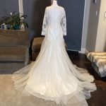 Women’s Long Sleeve Wedding Dress Lace Appliqué Zip Up Back with Train Size 12 Photo 6