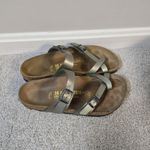 Birkenstock Women's Yara Sandal Metallic Green Strap Narrow Sz 38 L7M5 Vacation Photo 3