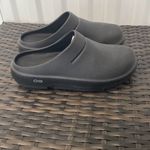 Oofos clogs shoes, women’s size 8 Black Photo 4