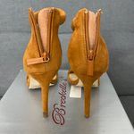 breckelle's Suede Tan Heels Photo 3