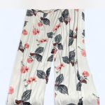 Floral Print Wide Photo 1