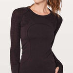 Lululemon  Swiftly Tech Long Sleeve Crew
Black Cherry / Black
W3AZHS
Size 8 Photo 0