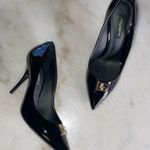 Dolce & Gabbana New DG Plaque Pointed Toe Pump in Black Patent Leather Photo 6