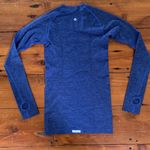 Lululemon  Long Sleeve, Crew Neck top with‎ thumb hole, Size 4 Photo 2