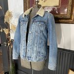 Levi's  Premium Ex-Boyfriend Sherpa Trucker Denim Jacket - Sz Med 🧡🎀 Photo 3