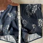 Vuori  Navy Floral Activewear Photo 4