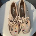Clarks  Wallabee Boot Lace Up Chukkas In Taupe Floral Embroidery Size 8.5 Anthro Photo 6