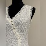 EUC Intuitions White Floral Lace V Neck Sleeveless Blouse size medium Photo 2
