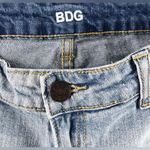 Urban Outfitters UO BDG Mid Rise Alexa Lightwash Denim Shorts w27 Photo 3