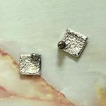 Silver tone and green post earrings Photo 1