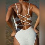 Berlook White Geometric Cutout One Photo 1