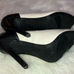 G by Guess  white & black pumps Photo 3