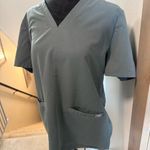 FIGS  Casma Three-Pocket Scrub Top Bonsai Green Medical FW1100 Women's Large Photo 1