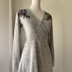 Ultra Flirt Light Gray Floral Print V-Neck Long Sleeve Knee Length Sweater Dress Photo 3